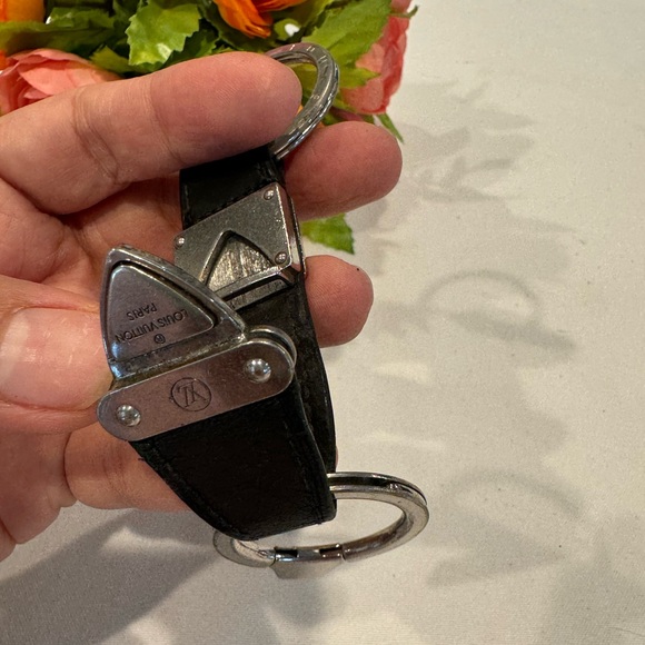 Authentic Louis Vuitton key ring - Picture 1 of 6